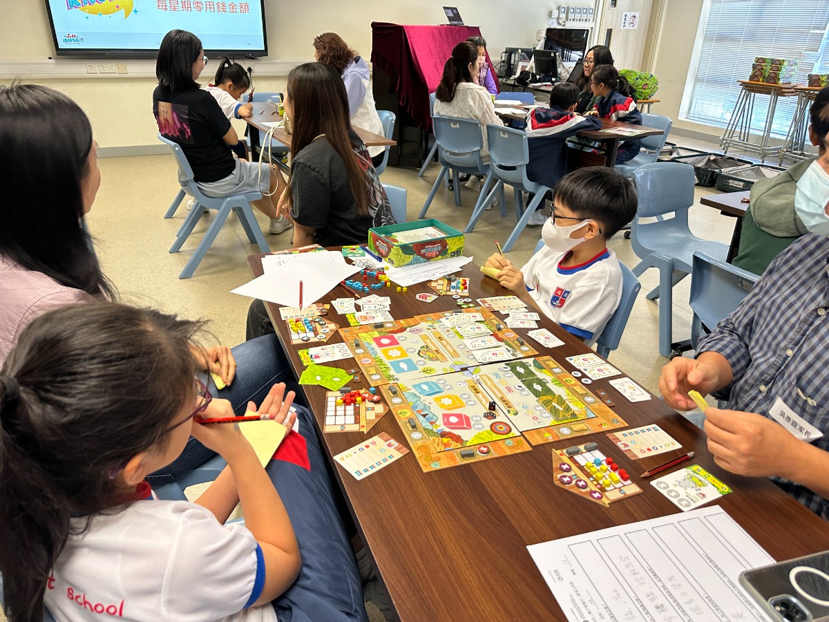 親子一同參與理財桌遊體驗